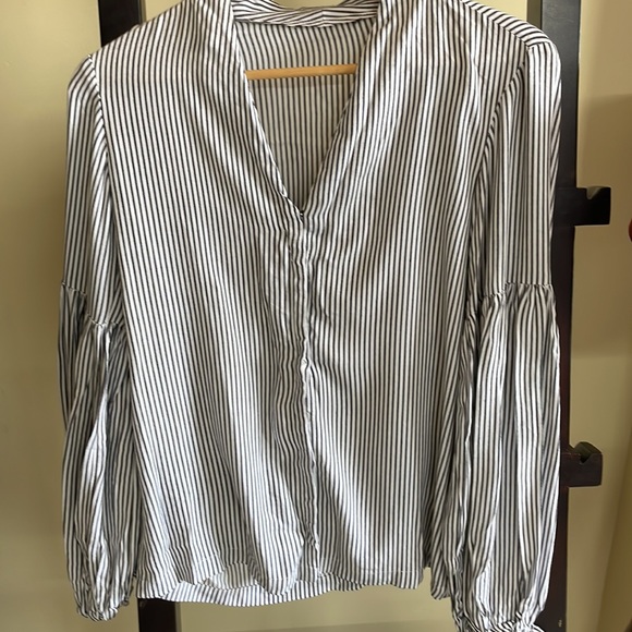 Beautiful Inmark balloon sleeves striped top, size M-L. - Picture 3 of 5